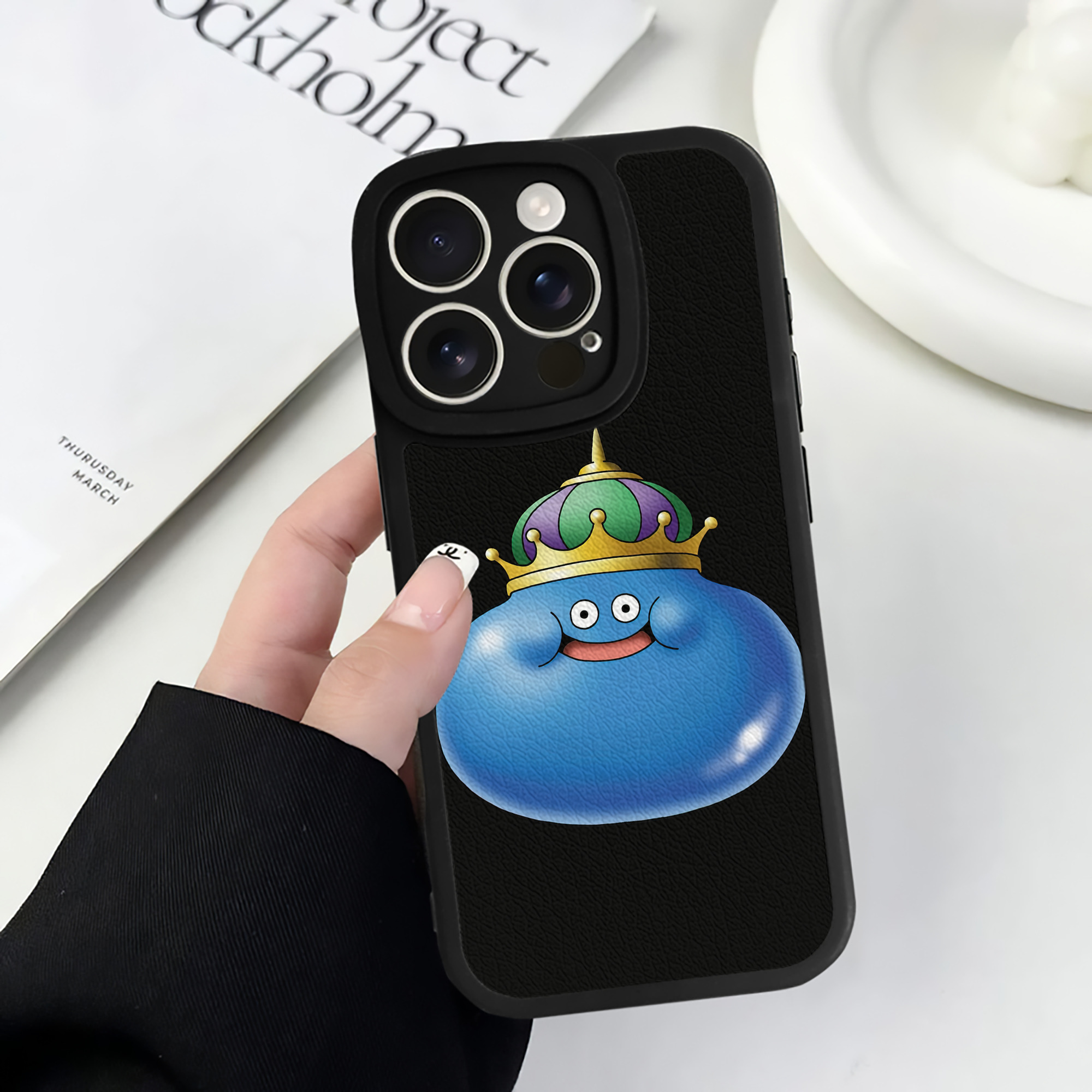 （画像用） ドラゴンクエスト Doragon Kuesuto Dragon Quest 【iPhone 16シリーズ対応】シリコンスマホケース（レザー調） 材質：シリコン